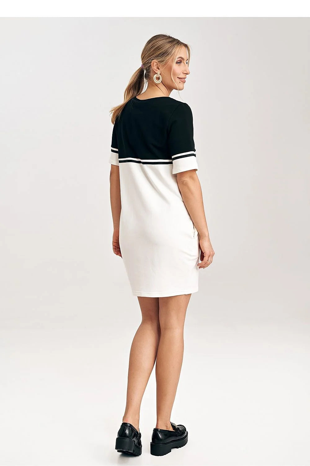 Robe de jour moderne en coton élasthanne noire et blanche coupe droite manches courtes ceinture centrale poches latérales taille ajustable femme
