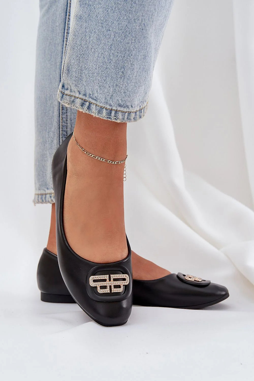 Ballerines pour femmes en cuir noir écologique décoration métallique dorée style élégant confortable tige 5 cm semelle plate occasion多种