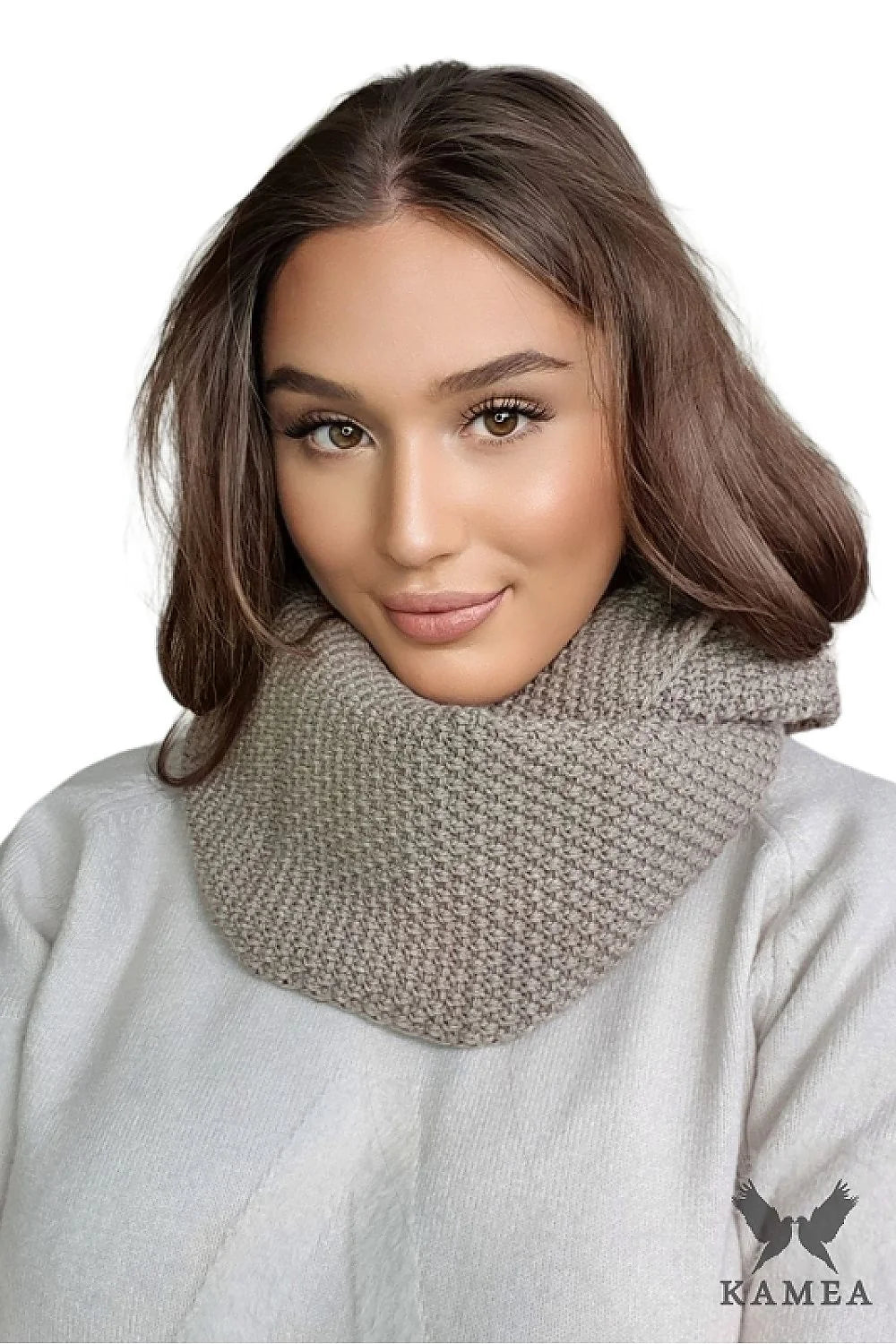 Kamea bonnet écharpe taupe gris clair tricot laine thermorégulatrice chaud doux ajusté raffiné chic polyvalent discret insigne métallique