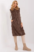 Gilet long sans manches pour femme en fausse fourrure brun chocolat élégant moderne coupe droite zip central poches latérales