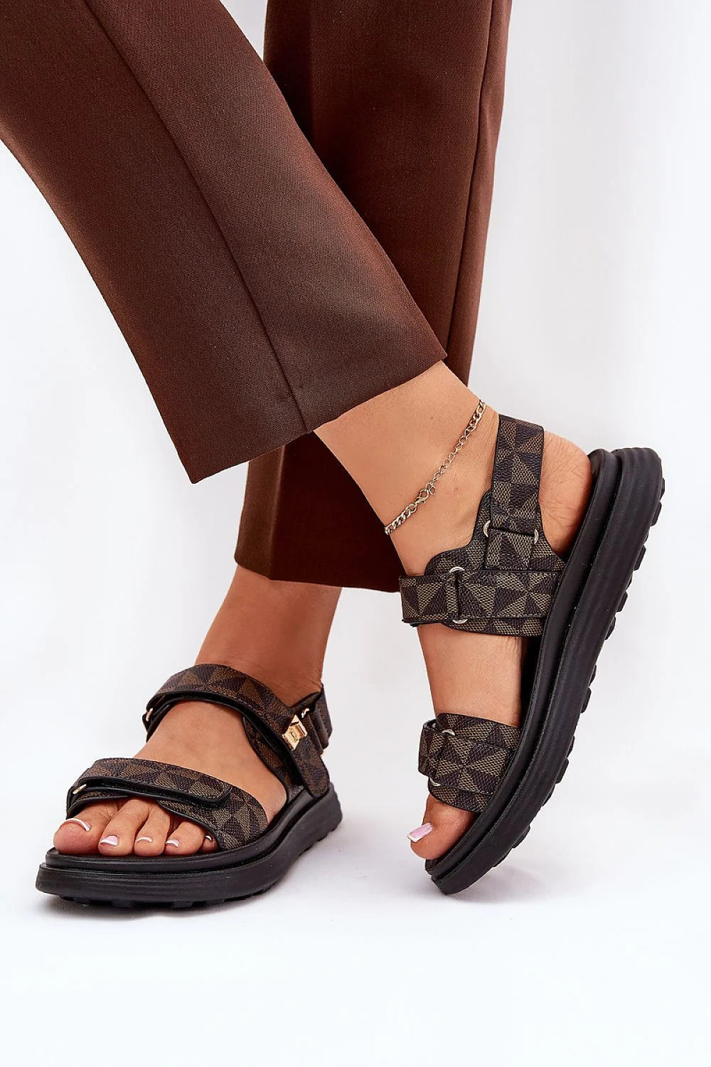 Sandales pour femmes confortables style moderne allure élégante matériau synthétique résistant boucles en métal semelle épaisse design géométrique