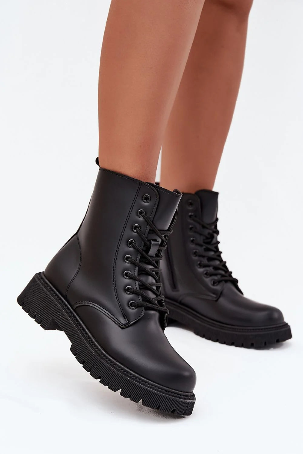 bottines femme style combat cuir synthétique noir doublées fourrure chaudes confortables lacées fermeture éclair semelle crantée plateforme antidérapante