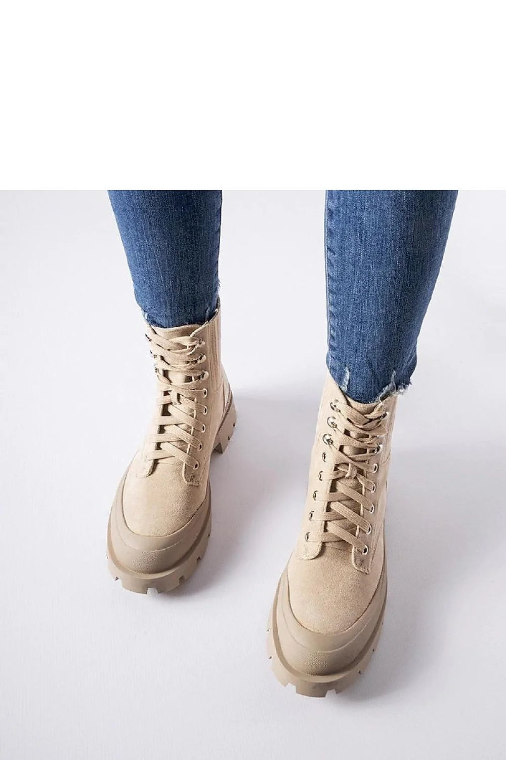 Bottes pour femmes design moderne militaire urbain beige éco-suède lacets métalliques semelle épaisse caoutchouc couleur unie style robuste fonctionnel look élégant décontracté