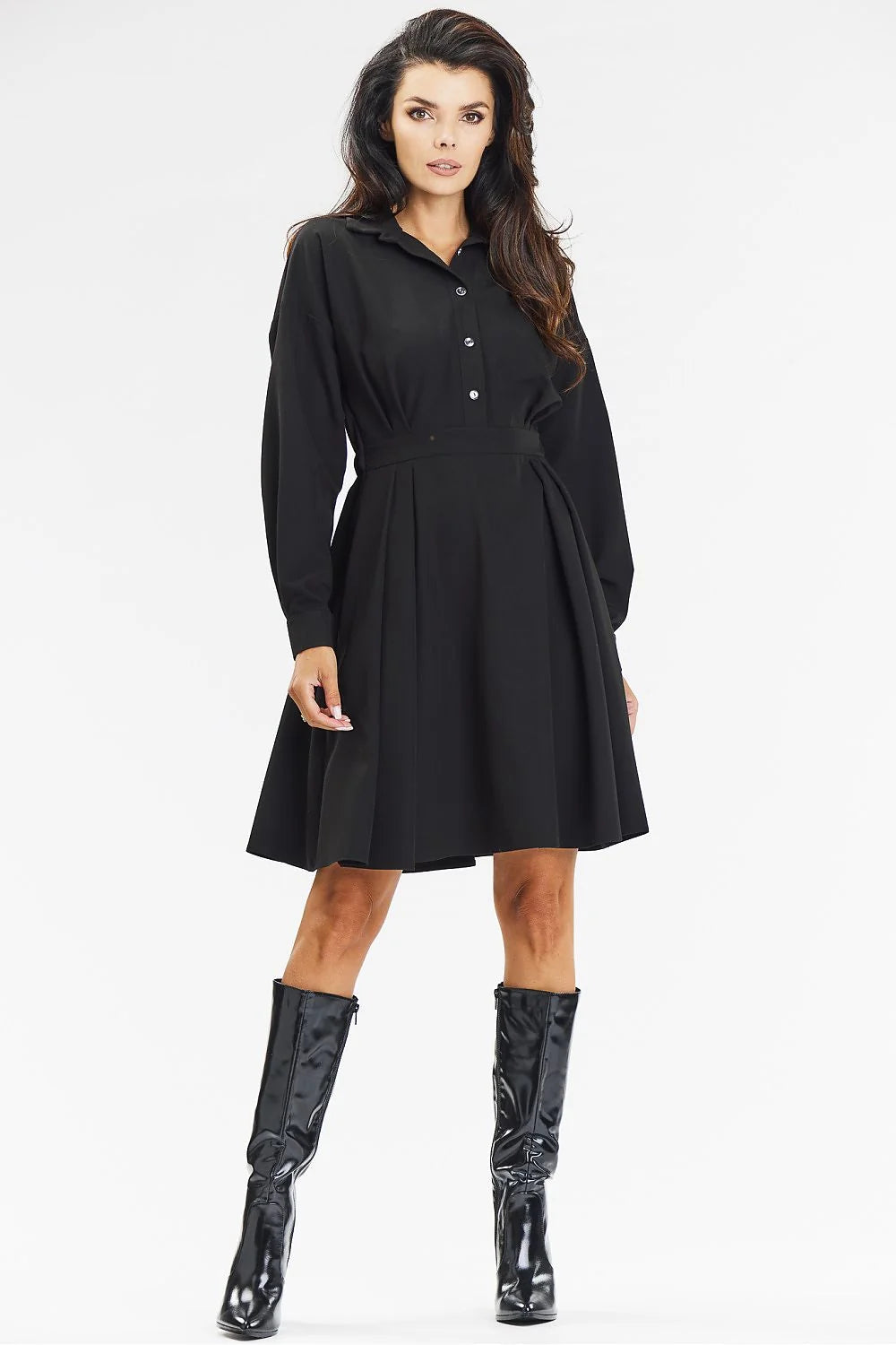 robe chemise noire cintrée taille marquée manches longues poignets ajustés jupe évasée plissée longueur genou tissu fluide polyester