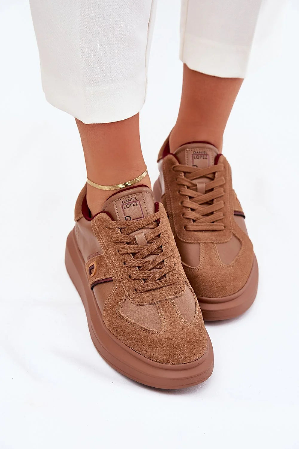 baskets basses femme suède cuir lisse marron cognac coupe arrondie découpes contrastées semelle épaisse caoutchouc lacets confort DanielLopez BigStar