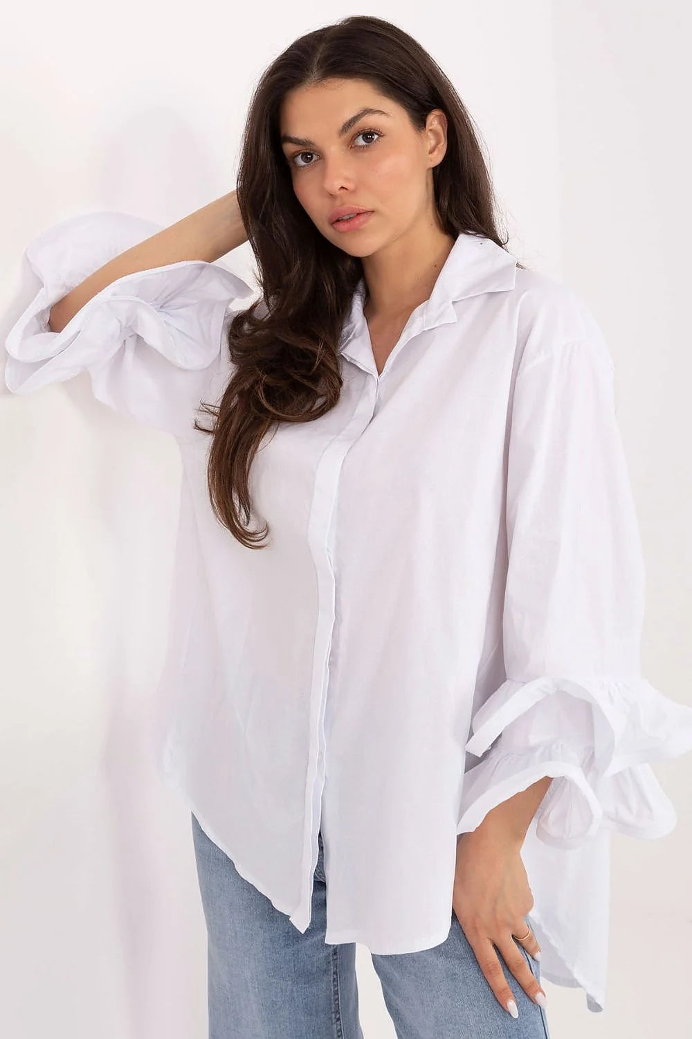 chemise femme oversize blanche manches longues volants poignets col classique boutonnage central coupe asymétrique dos long tombé fluide élégant intemporel