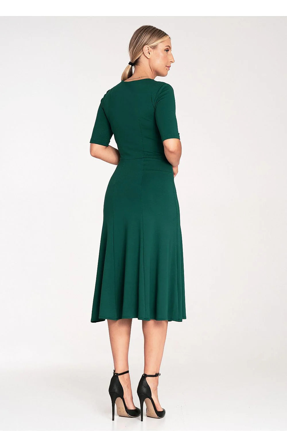 robe midi vert émeraude élégante manches troisquarts décolleté V coupe cintrée taille marquée jupe évasée tissu fluide extensible coutures princesse