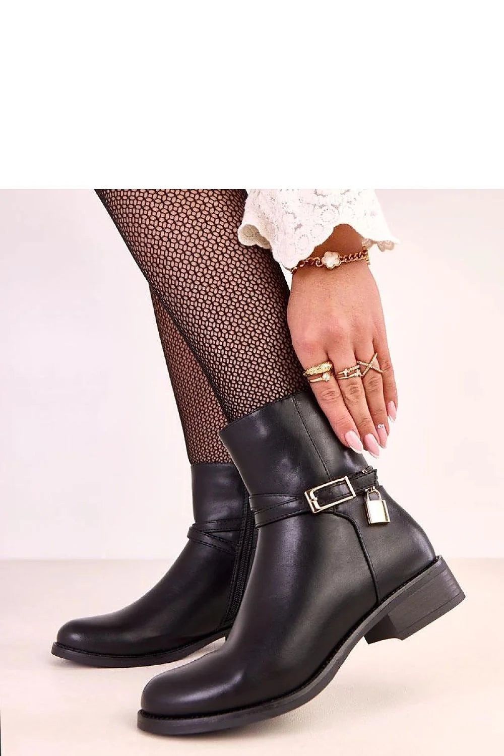bottines Solea cuir écologique finition éclatante boucle décorative cadenas latéral bout pointu talon bas 3cm tige 15cm doublure douce