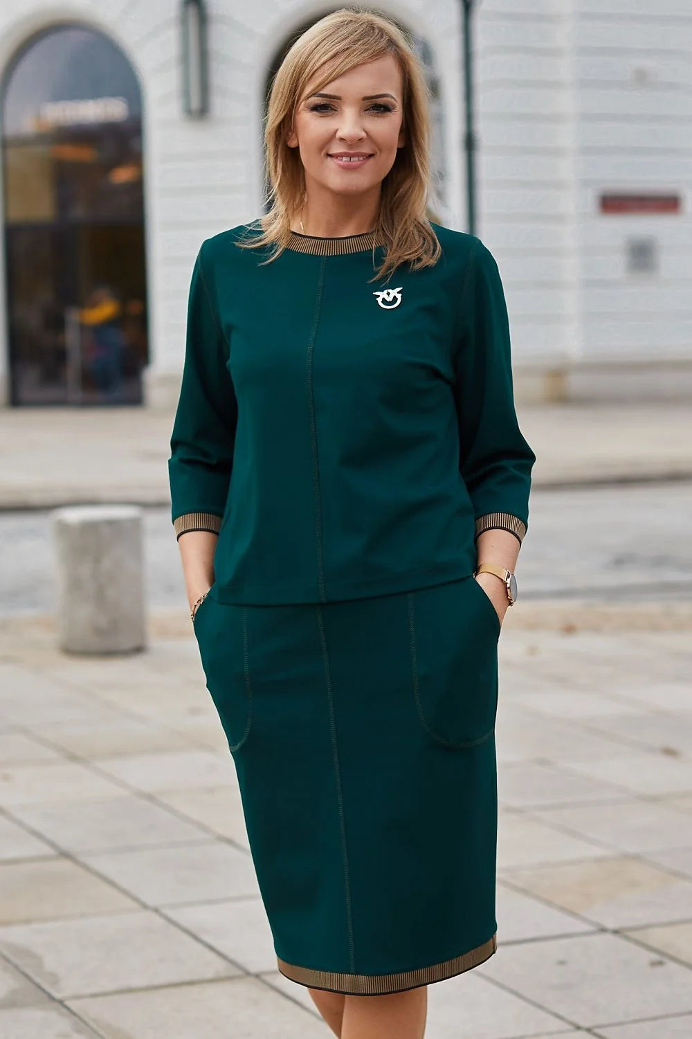 Ensemble élégant deux-pièces noir détails dorés chic professionnel pour femme style sophistiqué raffiné