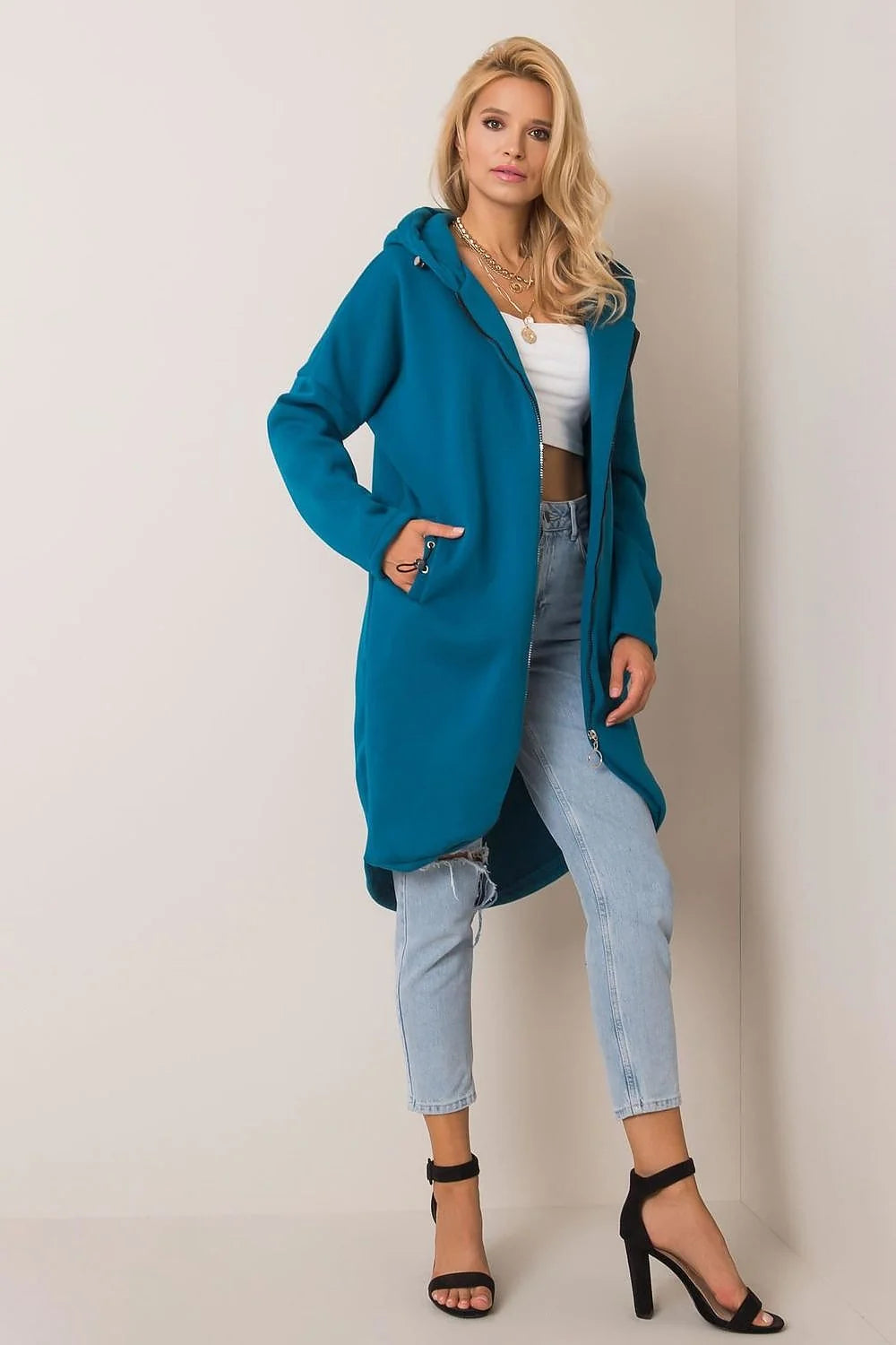 Manteau pour femmes design moderne audacieux couleur fuchsia vif coupe oversize matériau structuré fonctionnalité confort