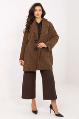 manteau femme mi long oversize bouclée effet peluche marron chocolat coupe droite épaules tombantes boutons noirs broches amovibles manches longues
