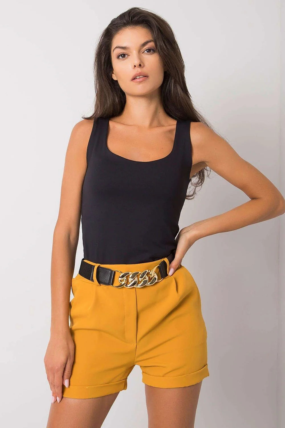 Short élastique sans-manches couleur vive côtelé ajusté ceinture dorée haut taille haute bandeau féminin style minimaliste look moderne
