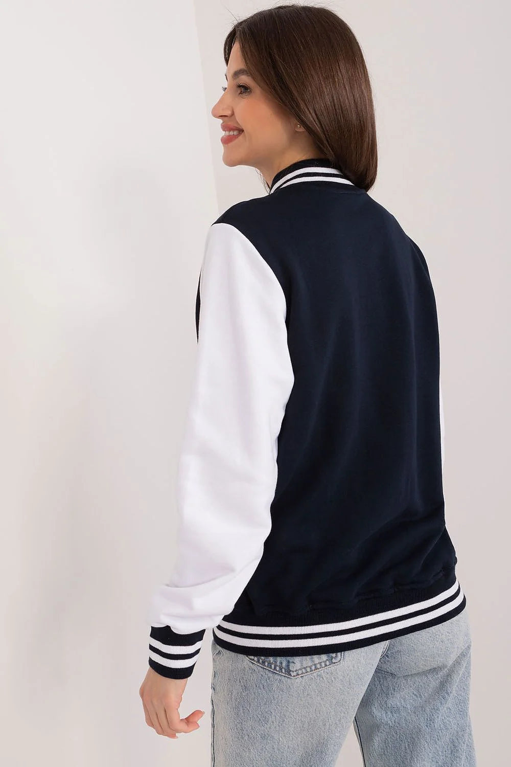 Veste varsity femme style universitaire bleu marine blanc manches contrastantes tissu coton mélangé fermeture boutons pression initiale brodée