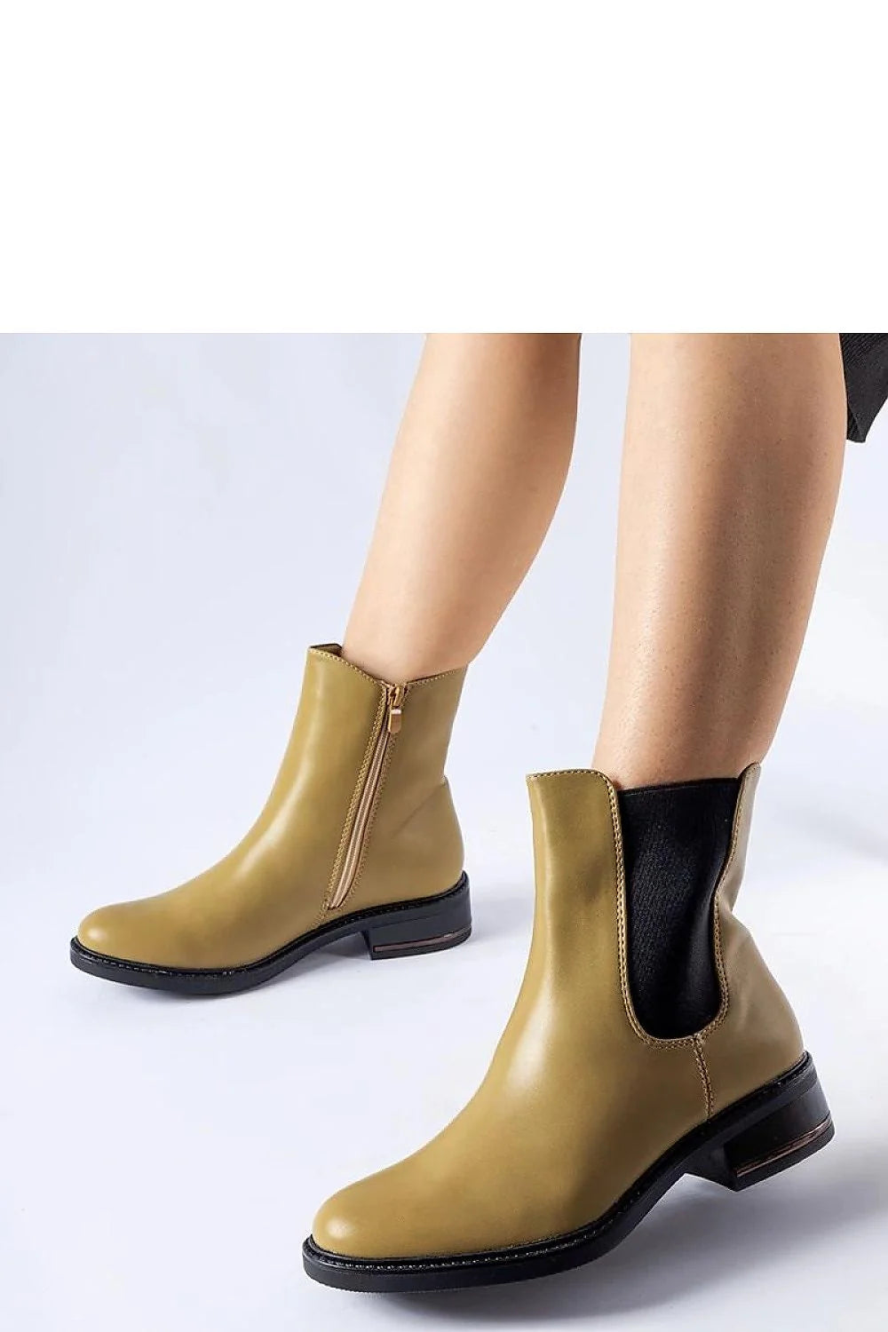 Bottes Solea en cuir vert olive, design épuré, fermeture éclair, taille ajustée, confort et style pour femmes