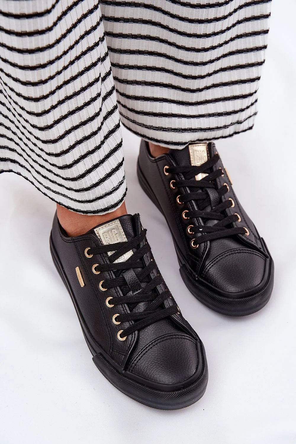 baskets femme basses similicuir grainé noir semelle caoutchouc épaisse confort quotidien casual chic lacets plats œillets dorés plaque logo doré