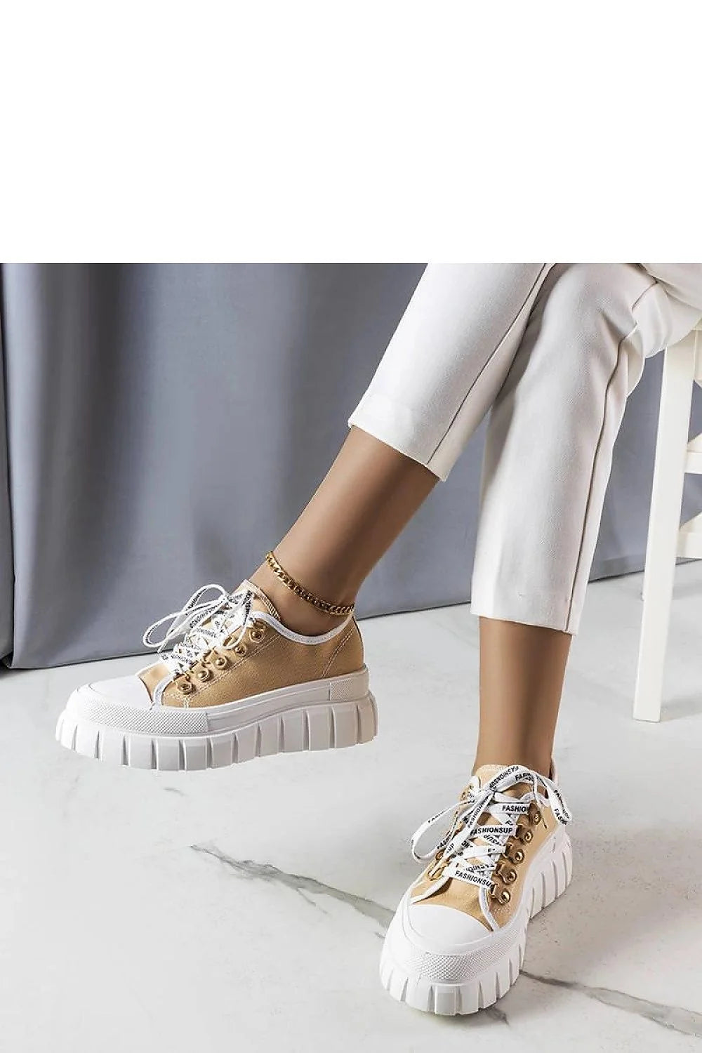 Baskets Solea femme beige plateforme semelle épaisse crantée chunky lacets blancs imprimés œillets dorés bout renforcé coupe basse confortable urbain