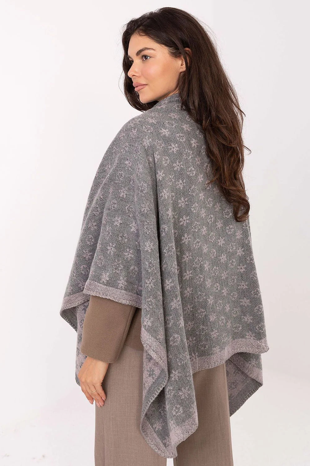 poncho femme acrylique maille jacquard gris anthracite motifs floraux étoiles rose pâle coupe oversize drapée asymétriques bords contrastés