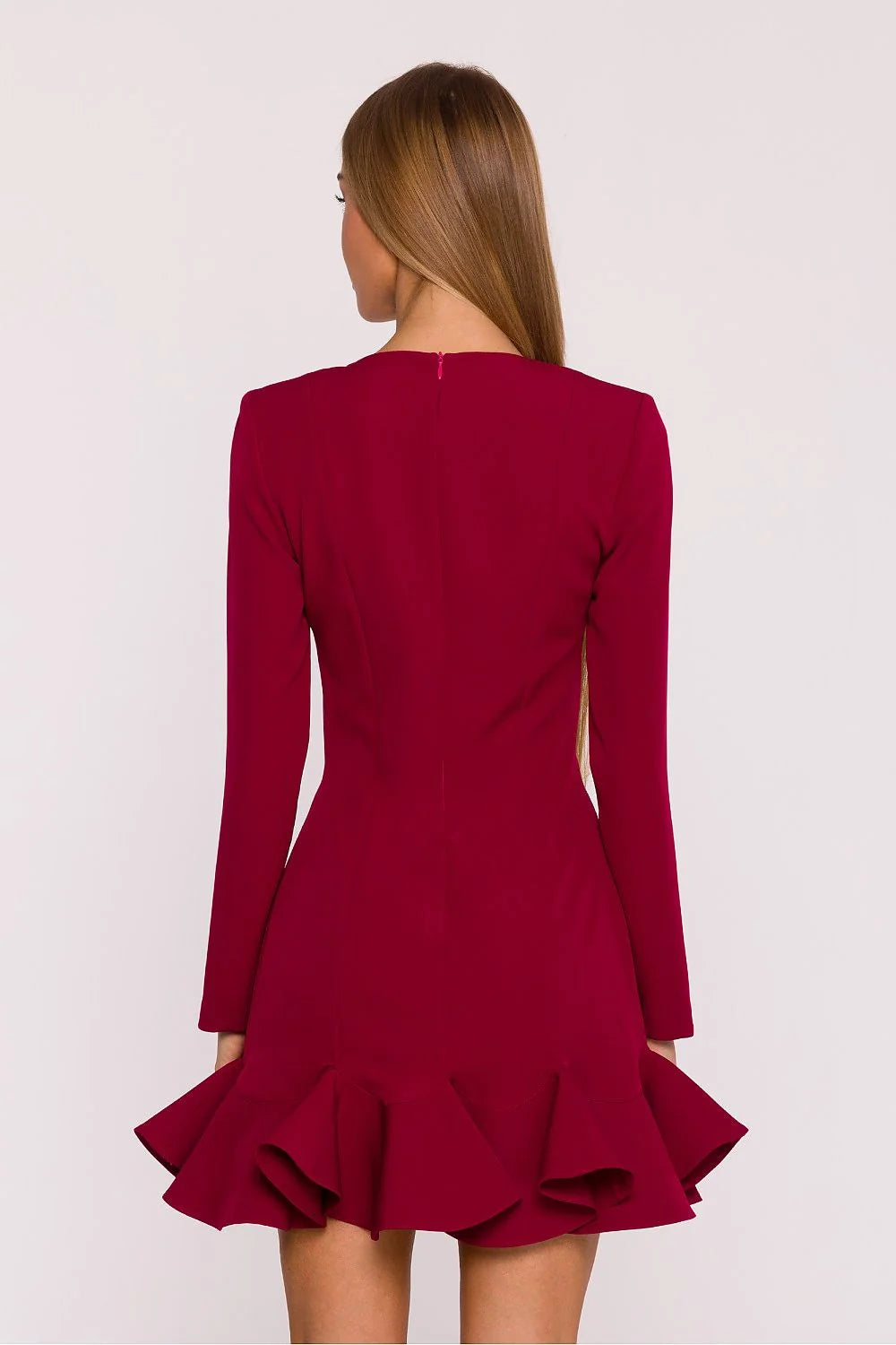 robe courte bordeaux manches longues col rond coupe ajustée coutures princesse volant ourlet ondulé matière mate légère élégante intemporelle