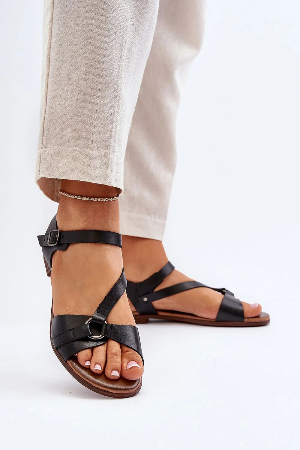Sandales pour femmes cuir naturel design classique talon plat boucle métallique sandales été minimalistes