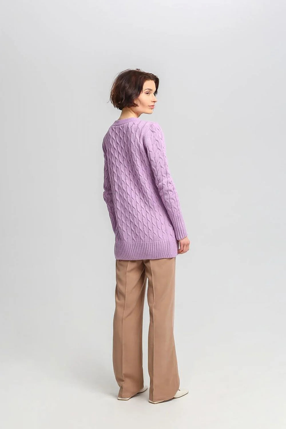 Cardigan maille torsadée V profond lavande Pantalon droit camel femme élégance casual chic hiver 2023