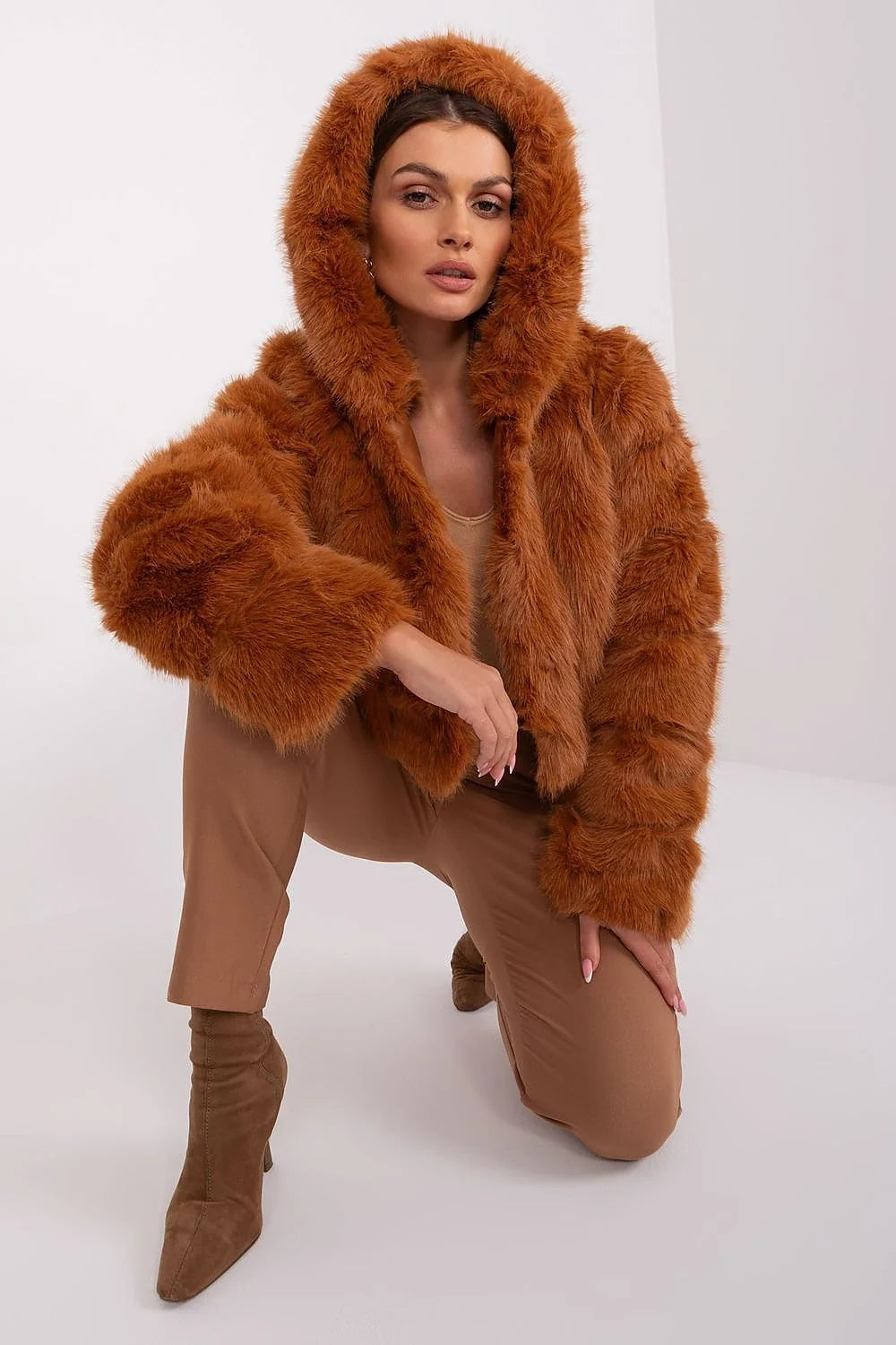 Veste fausse fourrure élégante pour femme automne/hiver, style moderne coupe courte teinte brun rouille matériau polyester durable résistant aux intempéries non isolée versatile