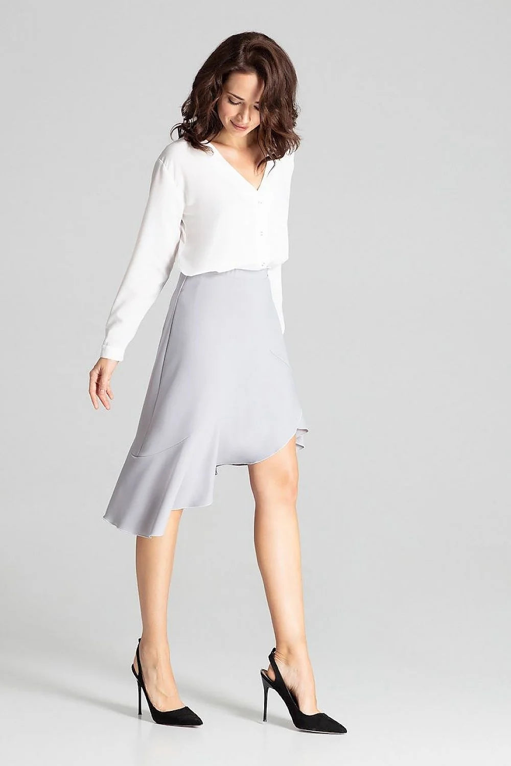 Blouse en polyester blanc et jupe grise asymétrique élégante pour look professionnel féminin chic