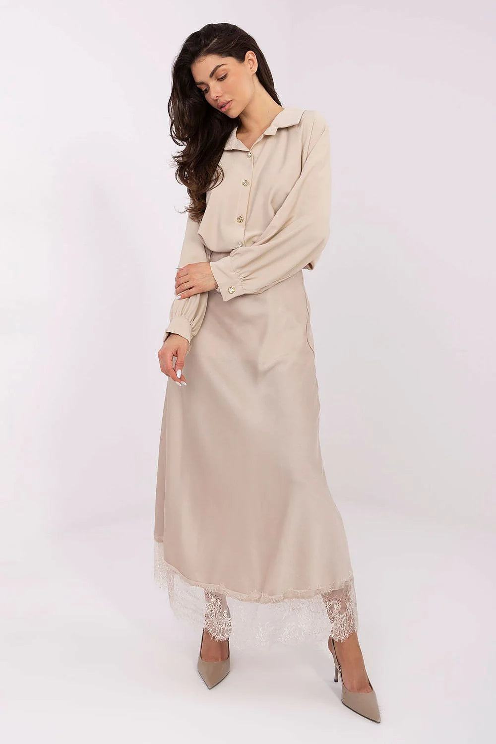 chemise femme manches longues élégante classique satinée beige fluide boutonnée col chemisier ballon poignets boutonnés dorés ciselés raglan