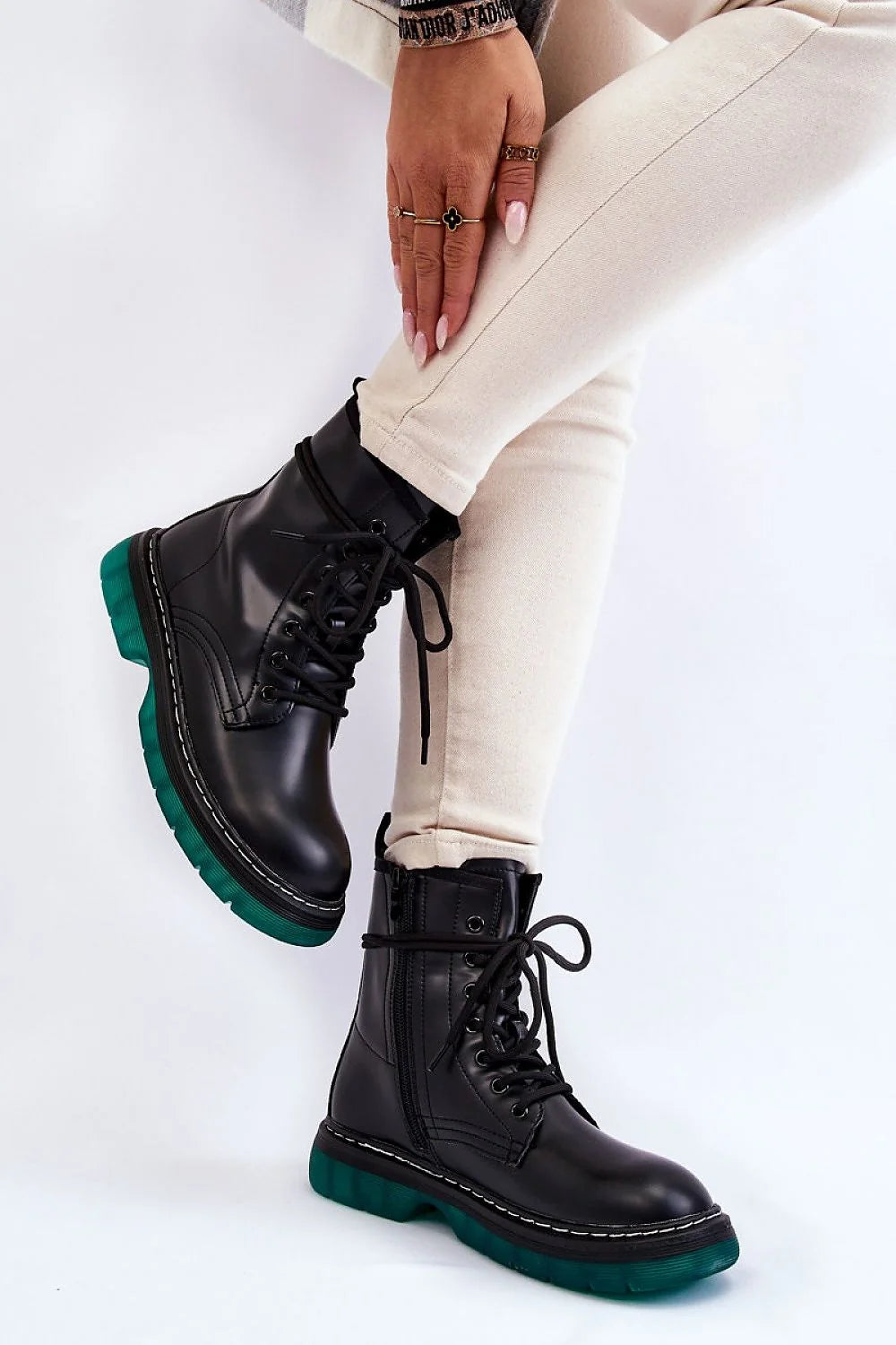 Bottes pour femmes style combat moderne audacieux cuir synthétique noir semelle verte translucide fermeture éclair latérale