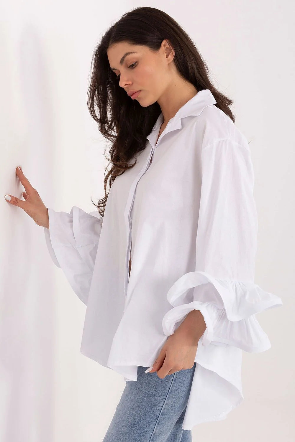 chemise femme oversize blanche manches longues volants poignets col classique boutonnage central coupe asymétrique dos long tombé fluide élégant intemporel