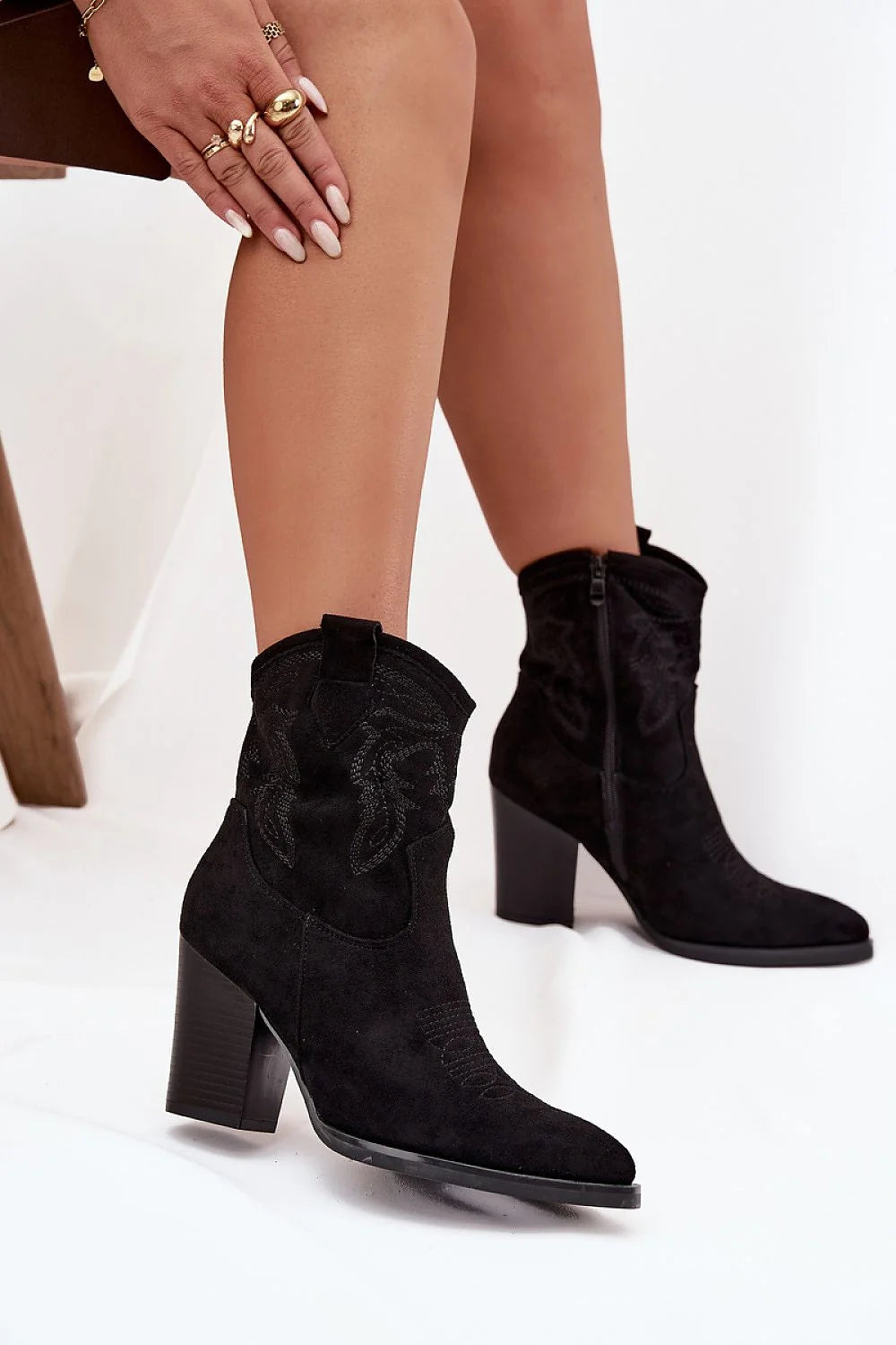 bottines femme cowgirl suédine écologique noir bout pointu talon pilier stable broderie tonale fermeture éclair latérale semelle antidérapante