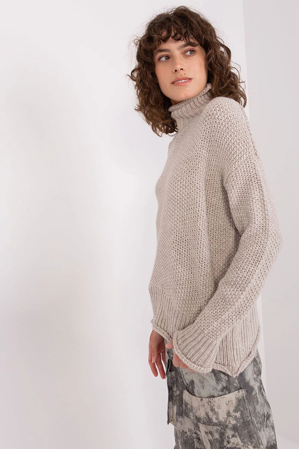 Pull tricoté femme col roulé beige clair manches longues texture douce volume coupe décontractée automne hiver