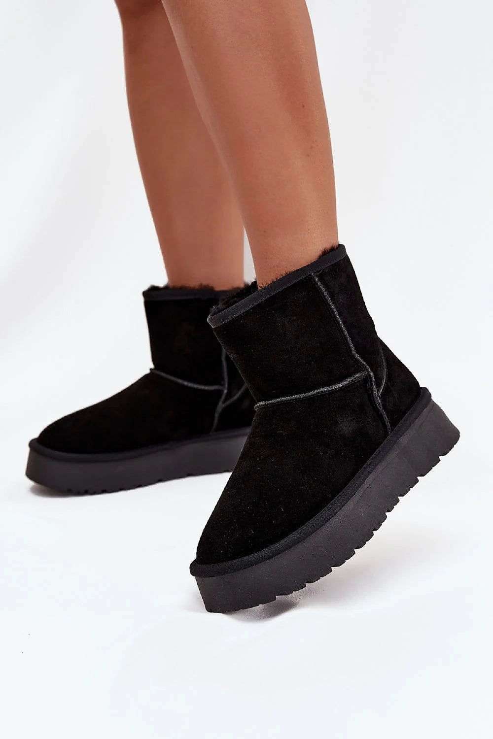 bottes femme suède naturel noir fourrées fausse fourrure doublure semelle caoutchouc plateforme épaisse crantée antidérapante chaleur confort maintien casual chic