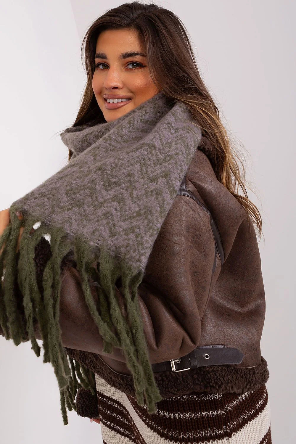 Écharpe design motifs géométriques longue franges vertes automne hiver poly résistant couleurs subtiles style moderne
