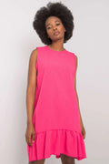 Robe de jour élégante couleur rose vif sans manches encolure ronde coupe évasée volant ourlet femme occasion estivale