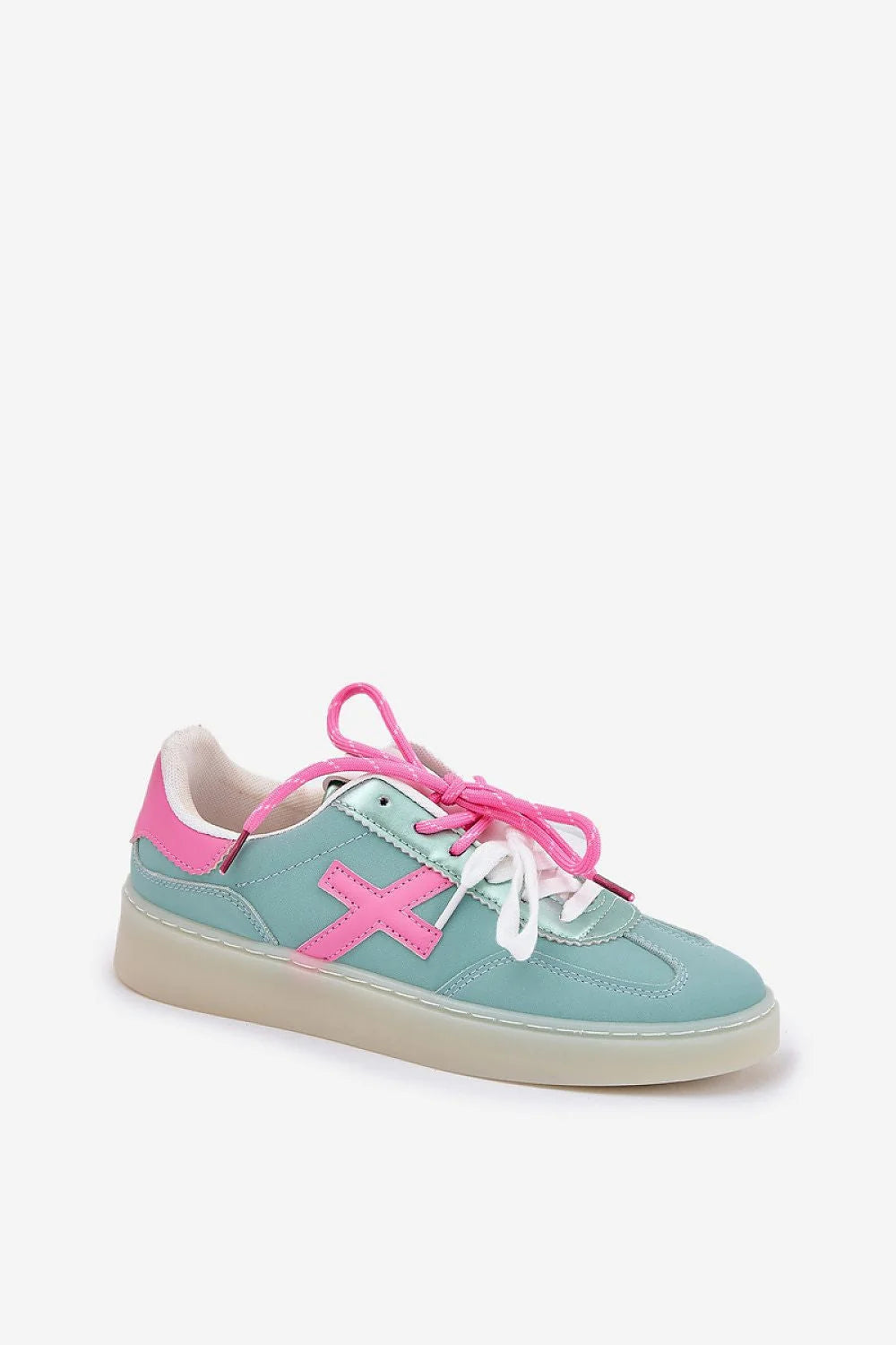 Chaussures de sport modernes pour femmes en cuir suédé écologique, design sportif, couleur vert menthe pastel, accents rose vif, lacets bicolores, coupe basse, semelle amortie, style décontracté