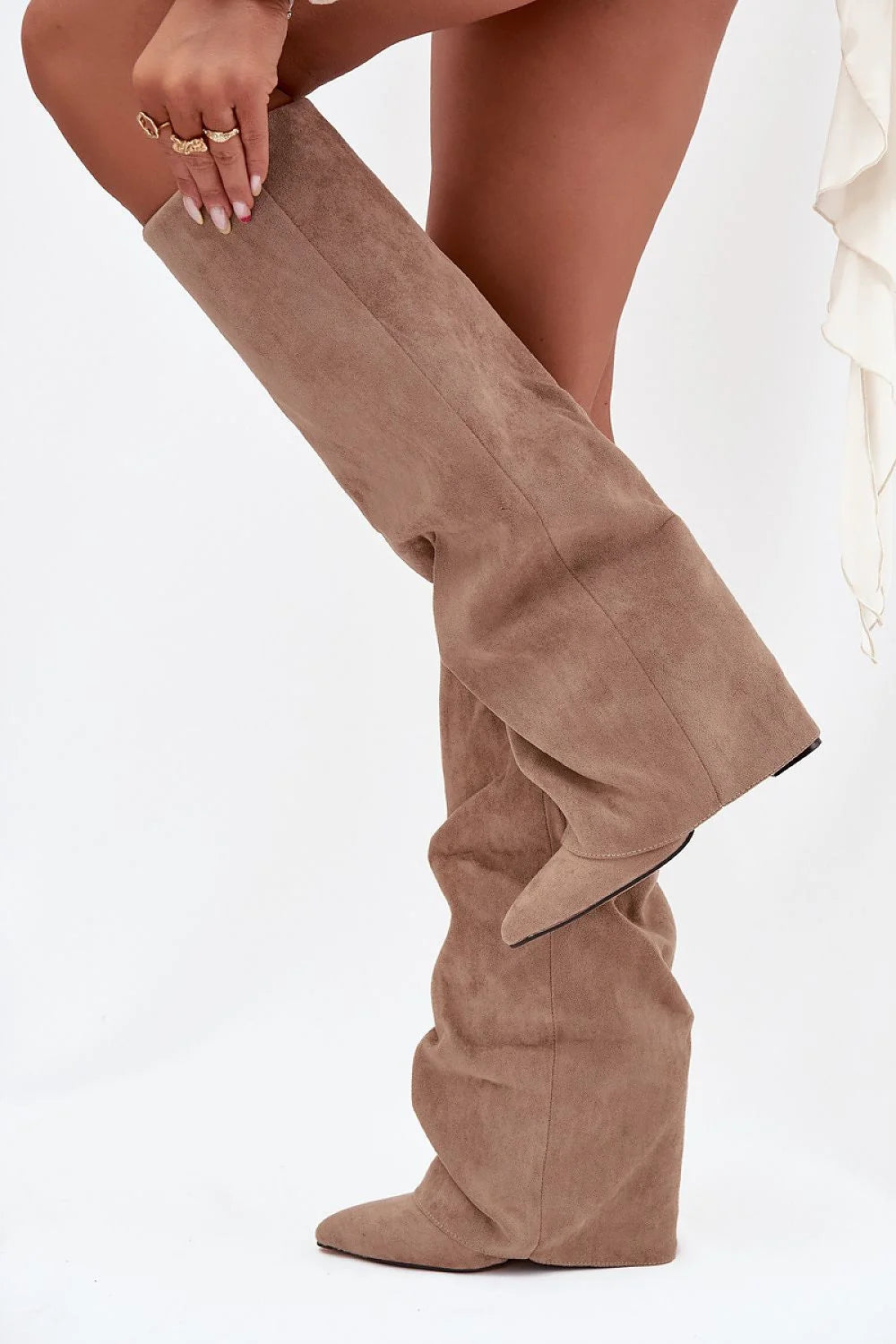 bottes femme hauteur genou daim taupe bout pointu coupe slouchy pullon sans fermeture talon pilier stable onze centimetres doublure chaude