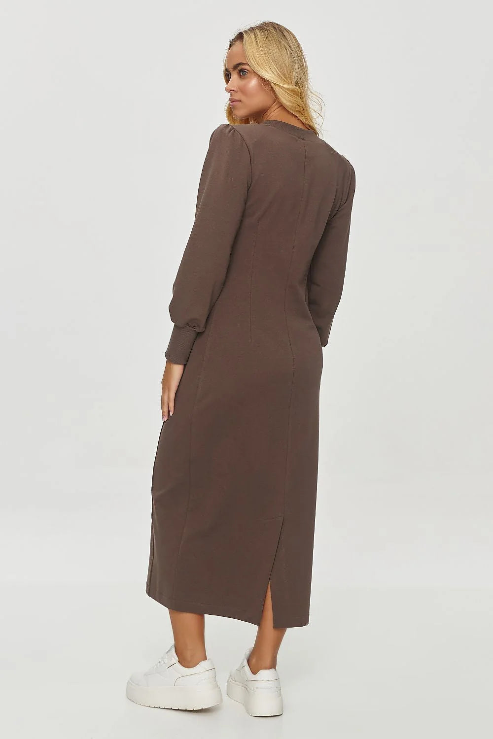 Robe de jour Makadamia couleur marron coupe longue droite col V manches bouffantes ajustables femmes