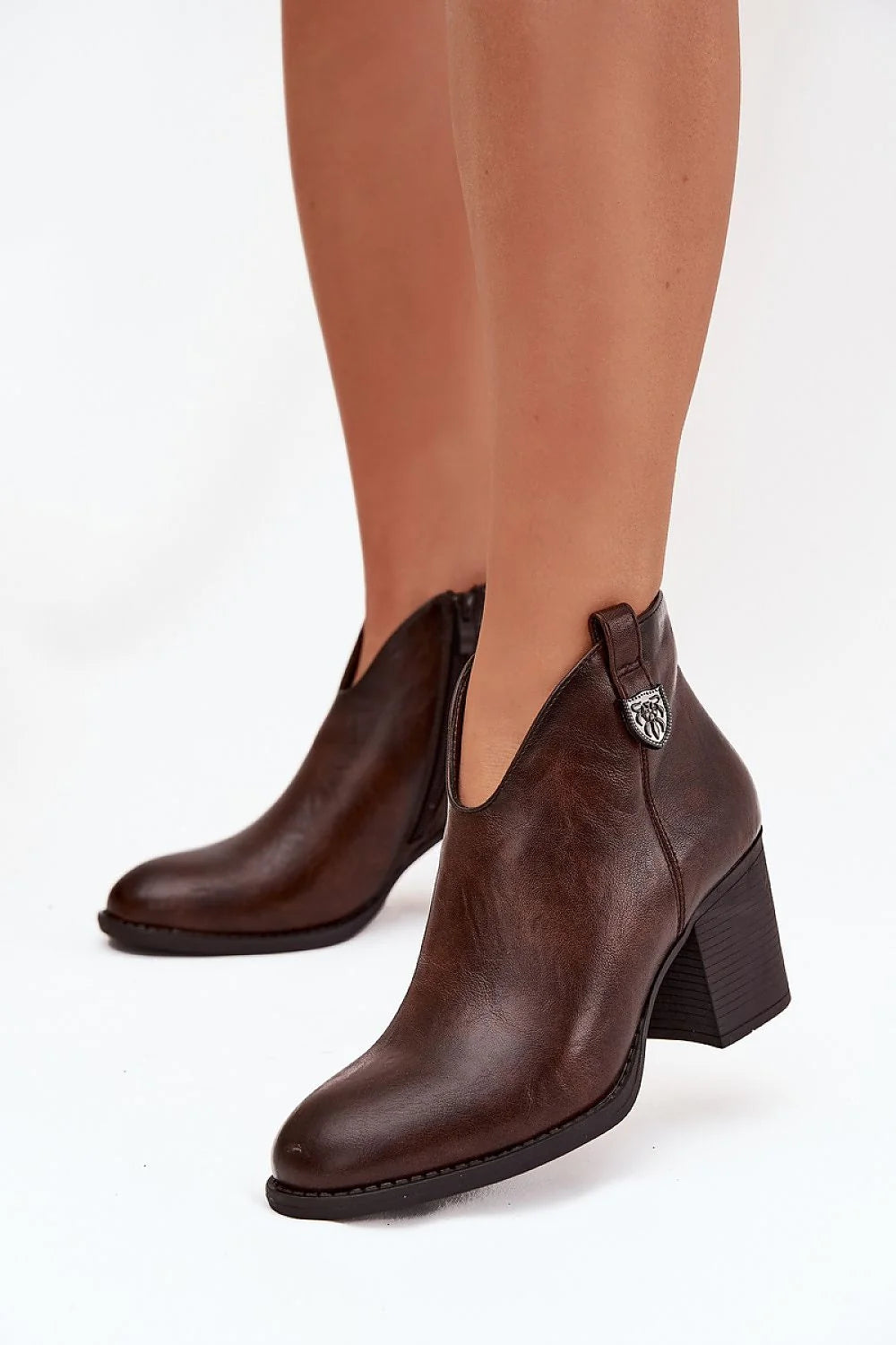 bottines femme cuir écologique doublure fourrure cheville découpe V arrondi talon bloc empilé zip bride métallique décorative semelle caoutchouc antidérapante