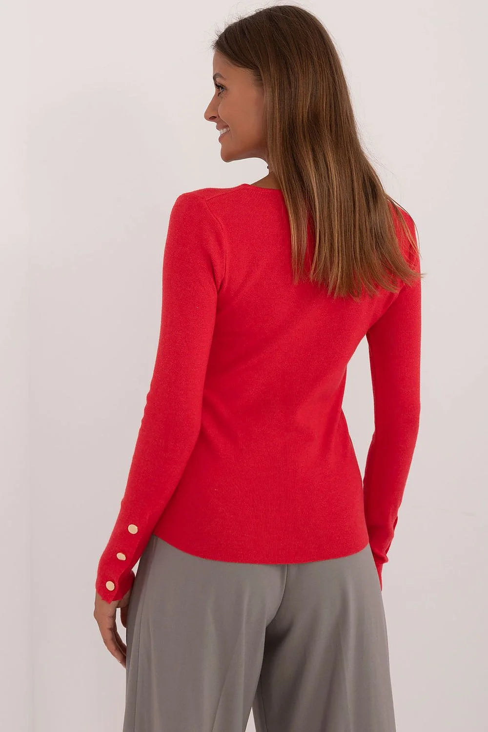 Pull élégant pour femme en rouge vif manches longues encolure en V boutons décoratifs coupe ajustée