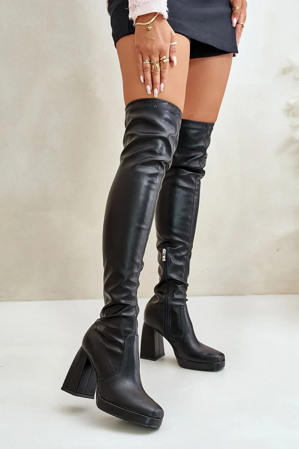 Bottes hautes pour femmes talon carré faux cuir noir audacieux et élégant design moderne