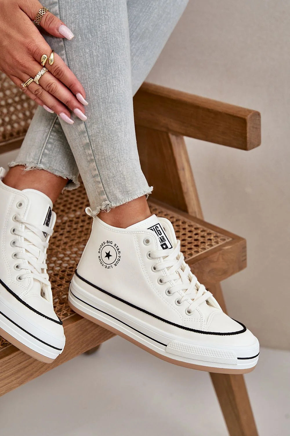 Baskets montantes pour femmes design classique moderne matières hautes qualité confort adhérence occasion quotidienne et formelle