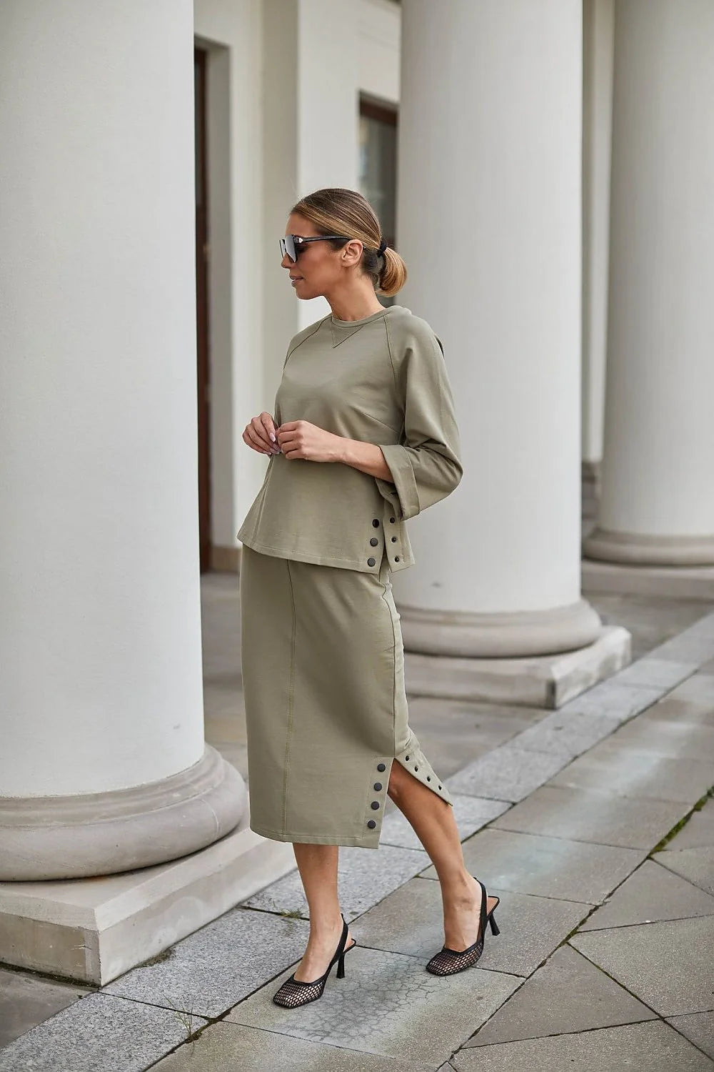 Ensemble coordonné femme chic beige-kaki manches 3/4 jupe midi fente élégante occasions semi-formelles