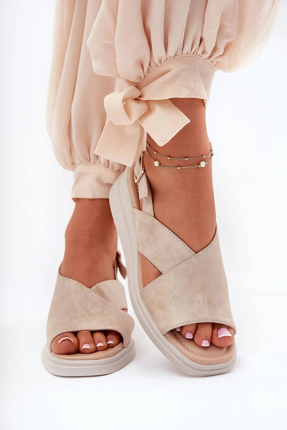 Sandales femmes design élégant moderne ouvertes avant suédine beige semelle épaisse blanche compensée brides croisées ajustables style décontracté chic occasion estivale