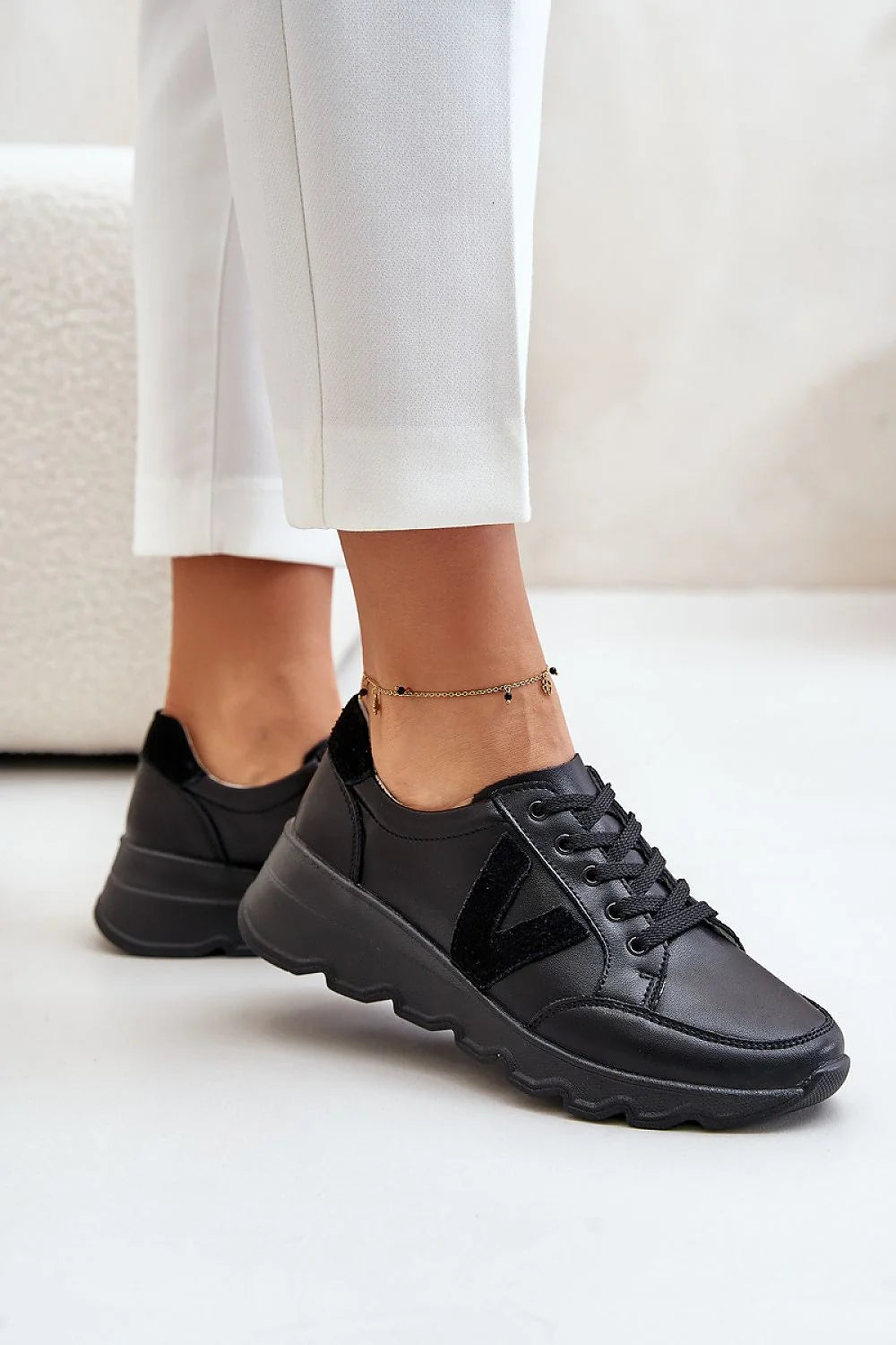 baskets femme basses simili cuir noir velours empiècements V bout surpiqué semelle plateforme crantée épaisse amorti adhérence rembourré confortable moderne