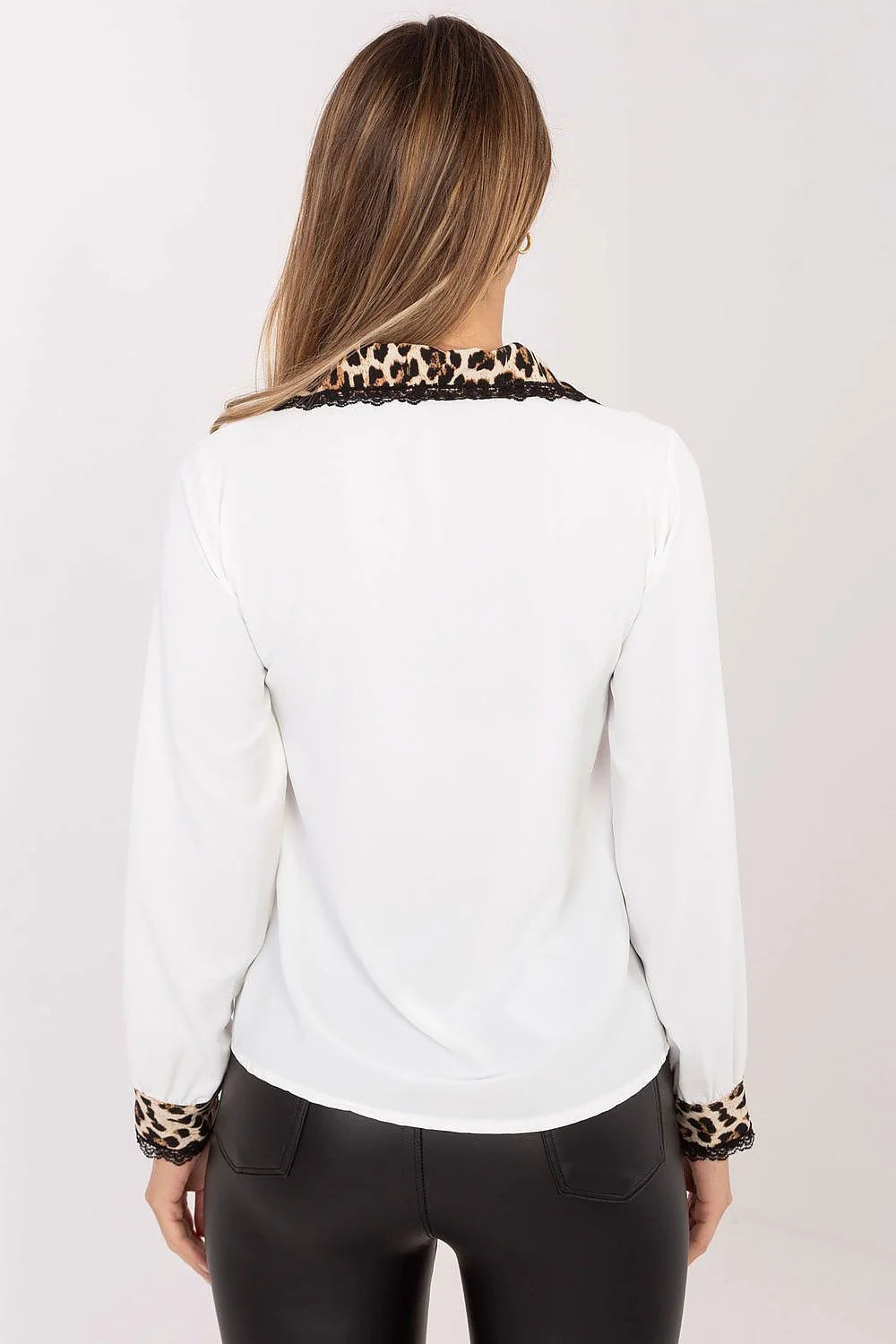 chemise femme manches longues coupe fluide boutonnée satinée légère viscose polyester élasthanne extensible col classique poignets dentelle léopard contrasté élégante