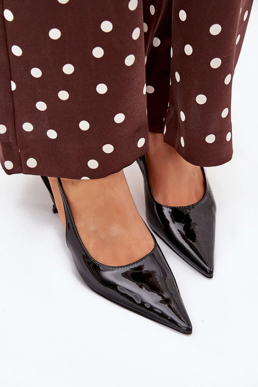 escarpins vernis noirs slingback bride élastiquée bout pointu silhouette élancée talon kitten six centimetres cuir synthétique chic soirée