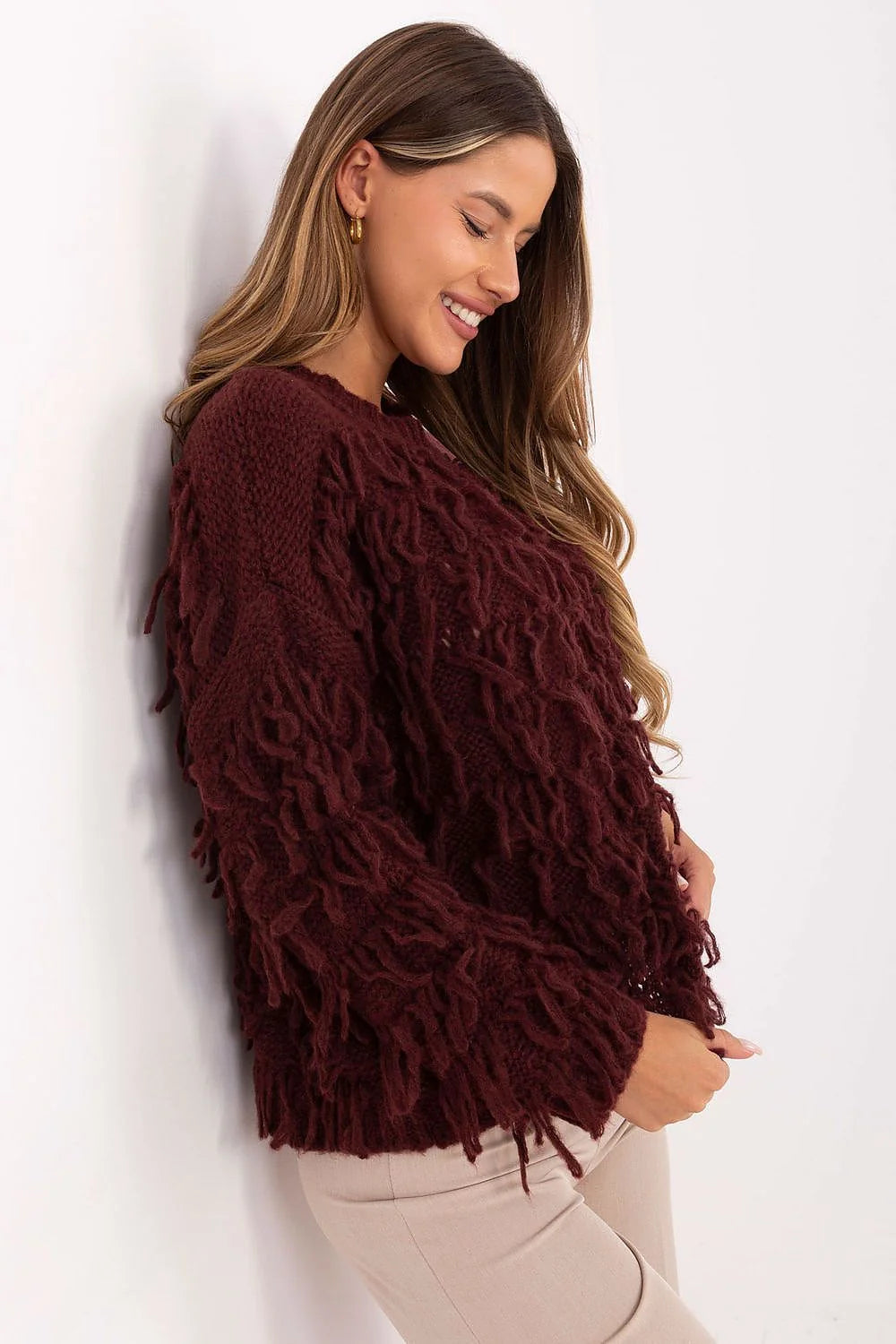 pull femme oversized court maille épaisse bordeaux col rond manches longues larges texture bouclée franges fils lâches volumineux
