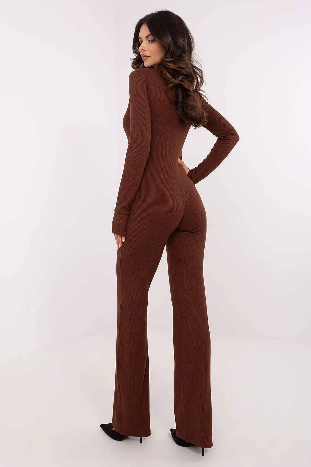 Combinaison féminine moderne ajustée hanches cuisses jambes évasées manches longues col montant couleur marron chocolat polyester spandex