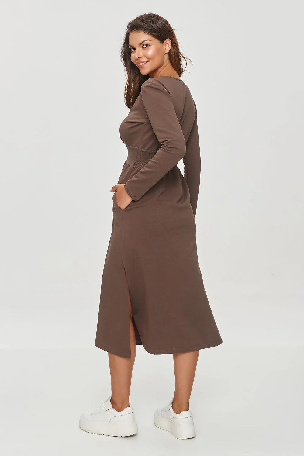 Robe de jour élégante Makadamia en jersey marron manches longues en V taille ajustée poches latérales femme
