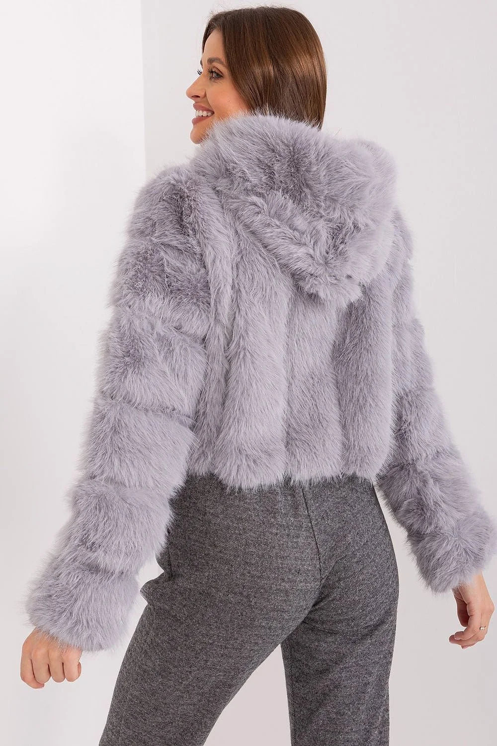 Manteau en fausse fourrure pour femme court style moderne sans fermeture manches longues couleur gris lavande matériau polyester résistant aux intempéries